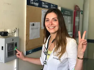 Dra. Pía Prenafeta sonriendo en el hospital
