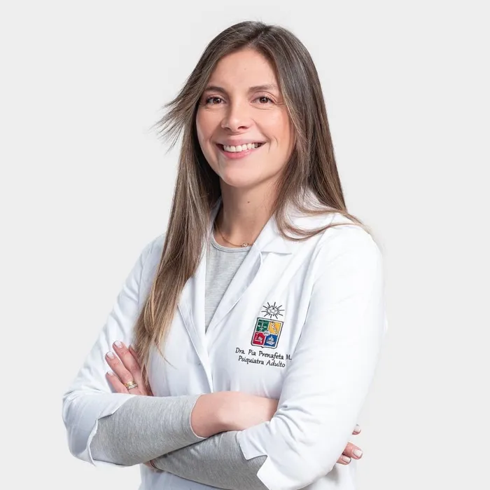 Dra. Pía Prenafeta con delantal blanco, sonriendo