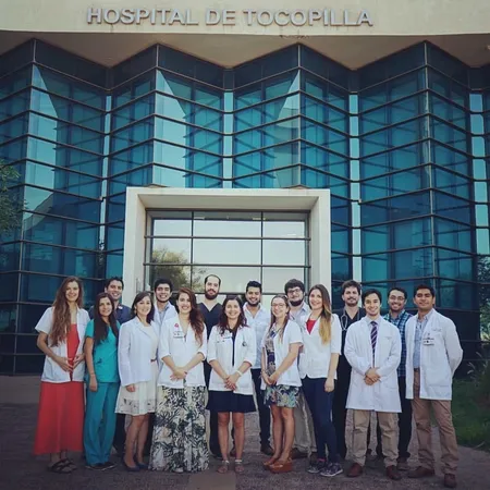 Equipo médico frente al Hospital de Tocopilla